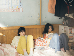 実写映画『ルックバック』出口夏希＆蒔田彩珠らの真剣な眼差し　メイキング写真＆オフショット解禁