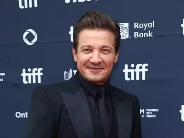 ジェレミー・レナー、アジア人女性監督からのハラスメント告発を受け否定「事実無根」