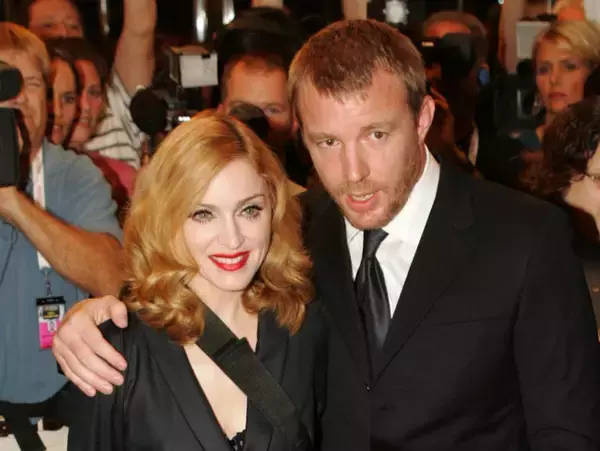 マドンナ＆ガイ・リッチー元夫婦が奇跡の再会！　息子ロッコの個展で親子3ショット