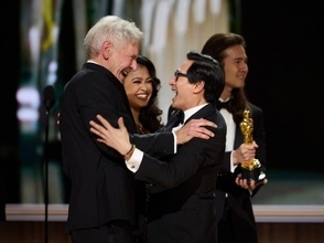 キー・ホイ・クァンとハリソン・フォード、アカデミー賞壇上での熱い抱擁に感動の声
