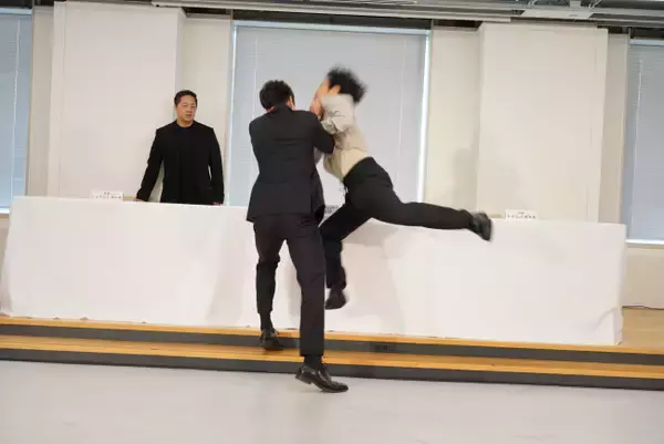 ケイン・コスギ、会見で浅野寛介を投げ飛ばし机が真っ二つ！　この日のために「パーフェクトボディにしました！」