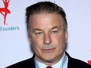 アレック・ボールドウィン主演『RUSTt』銃器担当者に有罪判決　遺族は満足