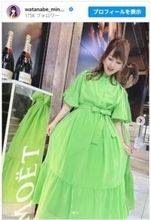 渡辺美奈代56歳、鮮やかグリーンワンピをまとい反響「何色でも似合っちゃうのズルすぎます」