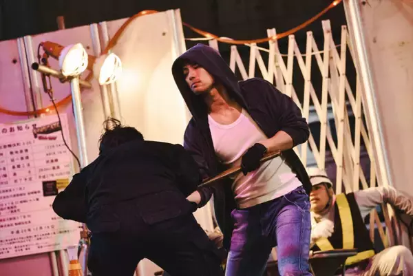 福士蒼汰のパンプアップした肉体際立つ！『TOKYO BURST』“最狂ヴィラン”場面写真解禁