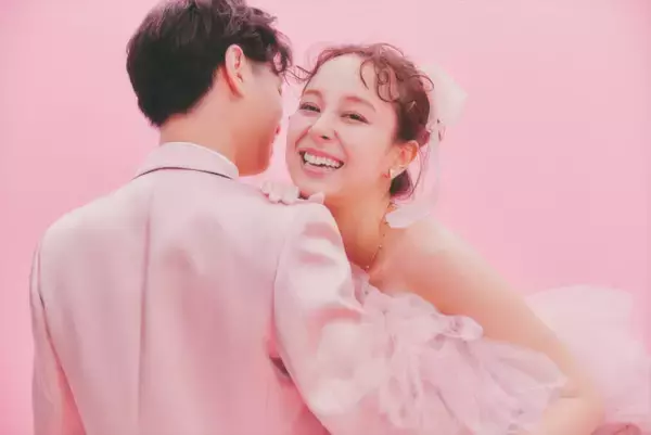 佐藤ミケーラ倭子、『ゼクシィ』紙面上で結婚発表　プロポーズなど盛りだくさんのインタビューも