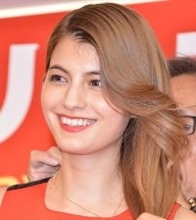 モデル→実業家に転身の美女33歳、超絶スタイルに「美しくカッコいい」「めっちゃ可愛い」