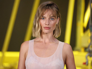 マーゴット・ロビー、前髪ありでイメチェン！　ロングヘアばっさりカットの新ボブヘア披露