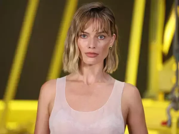 マーゴット・ロビー、前髪ありでイメチェン！　ロングヘアばっさりカットの新ボブヘア披露