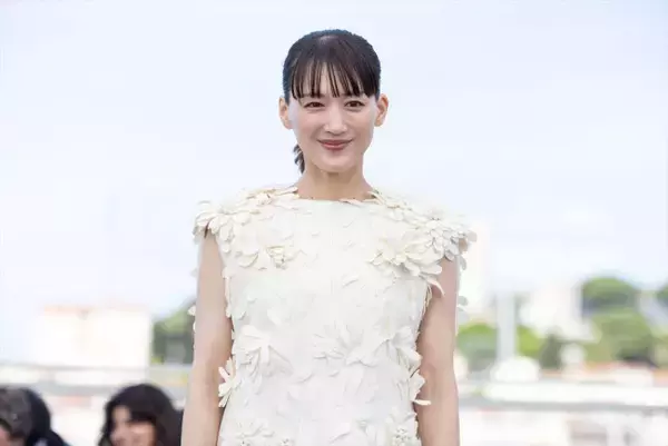 綾瀬はるか、フラワーモチーフの“大人かわいい”白ドレスで登場　カンヌの青空バックに笑顔