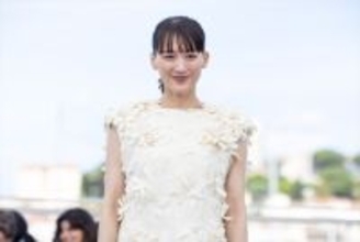 綾瀬はるか、フラワーモチーフの“大人かわいい”白ドレスで登場　カンヌの青空バックに笑顔