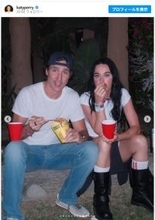 ケイティ・ペリー、恋人トルドー元カナダ首相とコーチェラでラブラブ　手つなぎ＆密着姿をシェア