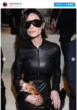 デミ・ムーア、イメージ一新のボブヘアに！　全身ブラックのレザールックで愛犬と登場