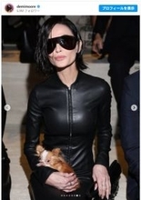 デミ・ムーア、イメージ一新のボブヘアに！　全身ブラックのレザールックで愛犬と登場