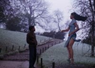 ジャン＝ピエール・レオ、アラン・ドロンらスター俳優がカメオ出演する映画『海辺の恋』よりアザーカット解禁