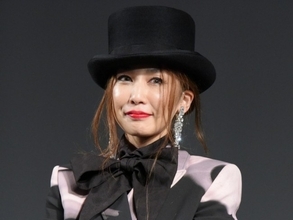 中島美嘉、40歳誕生日にギタリストと再婚を報告　指輪輝く“手つなぎショット”も公開