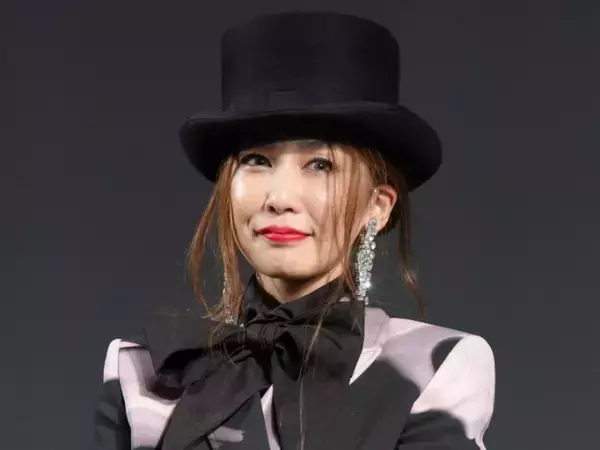 中島美嘉、40歳誕生日にギタリストと再婚を報告　指輪輝く“手つなぎショット”も公開