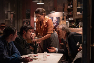 ジョニー・デップ監督『モディリアーニ！』、モディリアーニが仲間たちと過ごす夜を写した本編映像が解禁