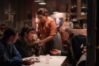 ジョニー・デップ監督『モディリアーニ！』、モディリアーニが仲間たちと過ごす夜を写した本編映像が解禁