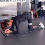 「佐田真由美48歳、タイトなトレーニングウェア姿で美スタイル全開　2児の母」の画像1