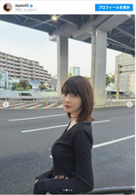 岸明日香、よく見たらビックリな大胆“くびれ見せ”衣装に反響「スタイル良過ぎる」