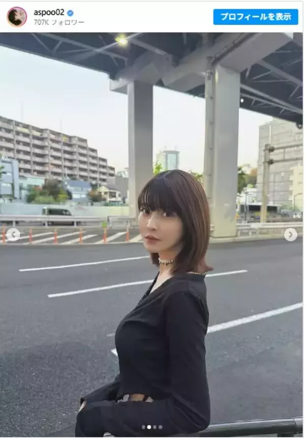 岸明日香、よく見たらビックリな大胆“くびれ見せ”衣装に反響「スタイル良過ぎる」