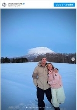 クリス・ヘムズワースが来日！　プライベートで3年連続、夫婦ショット＆子どもたちのスノボ姿をシェア