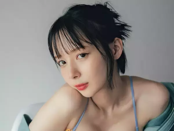 “役満ボディ”岡田紗佳、Tシャツ姿で“気取らない色気”　元HKT48美女のマシュマロボディも