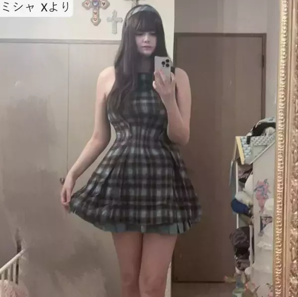 身長183cm美女モデル、抜群プロポーションにネット騒然　全身ショットに「天井が低く感じる」の声