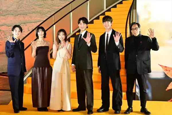福士蒼汰、福原遥、トラジャ宮近海斗らが“楓色”カーペットに登場！　映画『楓』ジャパンプレミア