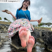 グラビア話題44歳・元NHKの竹中知華アナ、青ニット×スカート姿で抜群プロポーション全開！