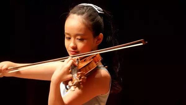 世界で活躍する14歳のバイオリニスト・HIMARI、デビューイヤーの“1年間”に密着