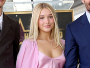 父デヴィッド・ベッカムの式典に出席した14歳ハーパー、ピンクのシルクドレス姿が話題「輝いている」「本当に美しい」