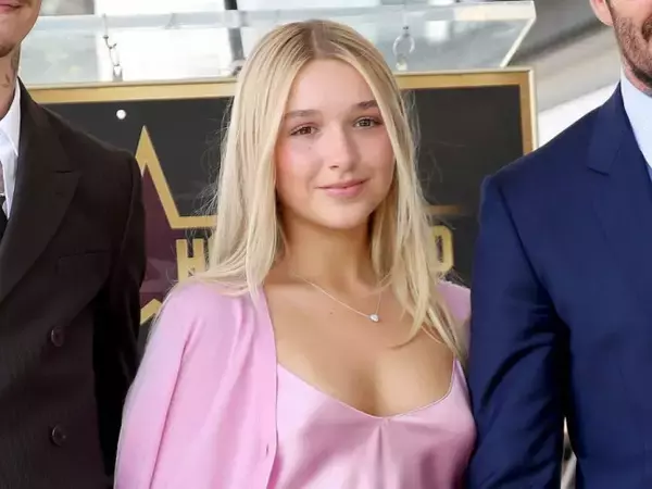 父デヴィッド・ベッカムの式典に出席した14歳ハーパー、ピンクのシルクドレス姿が話題「輝いている」「本当に美しい」