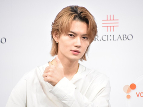 M！LK佐野勇斗、“サービスタイム”に報道陣のシャッター止まらず　新CMは「めちゃビジュいいじゃん」