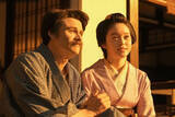 「明日の『ばけばけ』“トキ”高石あかり＆“ヘブン”トミー・バストウ、夕陽を眺めながら語り合う」の画像1