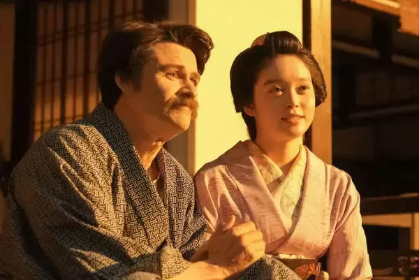 明日の『ばけばけ』“トキ”高石あかり＆“ヘブン”トミー・バストウ、夕陽を眺めながら語り合う