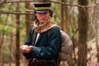 山崎賢人や山田杏奈の和やかな笑顔も！　『ゴールデンカムイ 網走監獄襲撃編』オフショット解禁