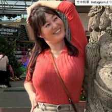 グラビア話題44歳・元NHKの竹中知華アナ、ニット×ショーパン姿でポージング「スタイル抜群」「スゴすぎる」