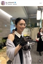 柴咲コウ、顔より大きなグラスで乾杯！　肩だしドレス姿でキメポーズも