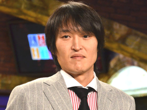 千原ジュニア、“伝説的ドラマー”の楽屋訪問　プレイの激しさ物語る写真に驚き