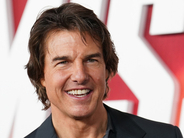 ＜まさかの実現＞トム・クルーズ、見学に訪れた『スター・ウォーズ』撮影現場でライトセーバー戦闘シーンを撮影