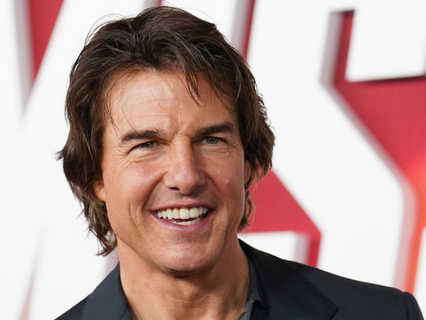 ＜まさかの実現＞トム・クルーズ、見学に訪れた『スター・ウォーズ』撮影現場でライトセーバー戦闘シーンを撮影