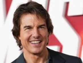 ＜まさかの実現＞トム・クルーズ、見学に訪れた『スター・ウォーズ』撮影現場でライトセーバー戦闘シーンを撮影