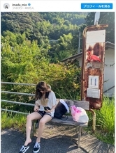 今田美桜「ラフな感じたまらん」Tシャツ＆サングラスの最新ショットに反響「脚長〜」「惚れます」