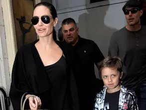 アンジェリーナ・ジョリー＆ブラッド・ピットの息子ノックスが両親似のイケメンに成長！