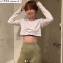 “奇跡の44歳”山川恵里佳、抜群プロポーション全開のミニ丈ウェアで魅了　2児の母