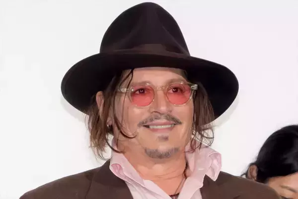 ジョニー・デップ、8年半ぶりの来日で「今度はもっと早く日本に戻ってきたい」　赤西仁がサプライズで登場