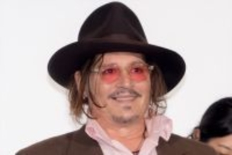 ジョニー・デップ、8年半ぶりの来日で「今度はもっと早く日本に戻ってきたい」　赤西仁がサプライズで登場