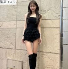 “10頭身ショット”にネット衝撃　16歳で妊娠・ギャルモデル、ミニ丈姿が「スタイル抜群」