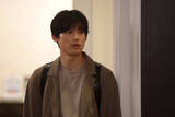 「『告白－25年目の秘密－』“爽太”松村北斗、夜のオフィスに潜入→大胆すぎる行動に騒然「え？もしかして」「8人目の別班説浮上」」の画像1